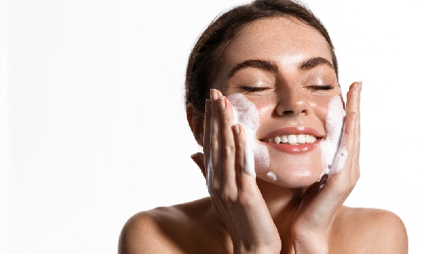 4 Keuntungan Lumecolors Nourishing Facial Cleanser Bagi Wajah