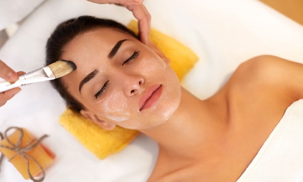 7 Treatment untuk Mencerahkan Wajah dan Tips Alaminya