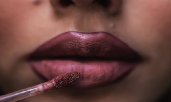 Pilihan Warna Lipstik untuk Kulit Gelap