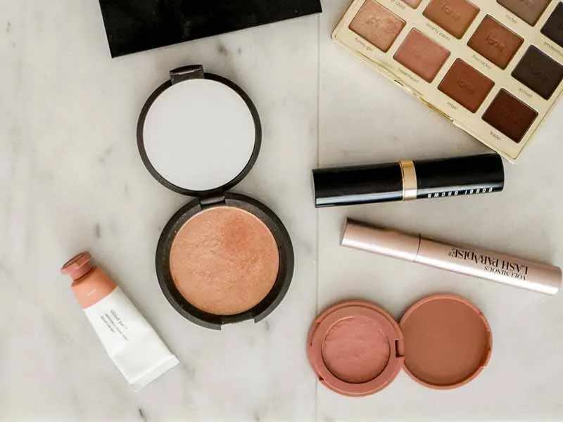 Cushion Vs Foundation, Base Mackup Mana yang Paling Bagus?